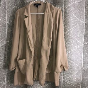 Hi I’m selling this forever 21 blazer